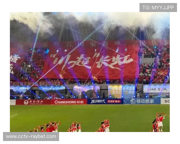 球迷飞机悬挂抗议横幅,俱乐部主席包厢沉默